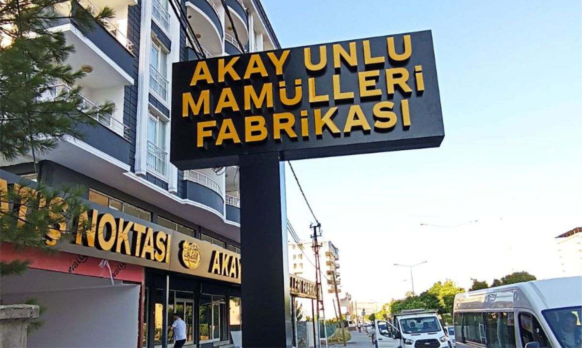 AKAY UNLU MAMÜLLERİ AYAKLI TOTEM TABELA IŞIKLI