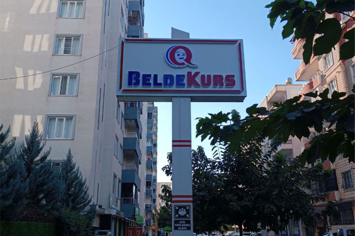 BELDE KURS TOTEM AYAKLI IŞIKLI TABELA