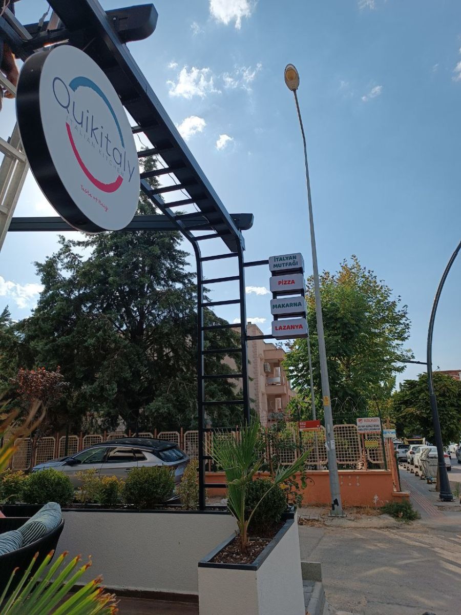 QUİKİTALY IŞIKLI KUTU HARF YÖNLENDİRME TABELA